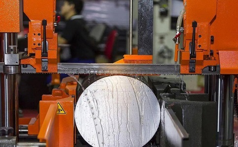 金溪立式金属带锯床切削出现跑带故障解决方法！